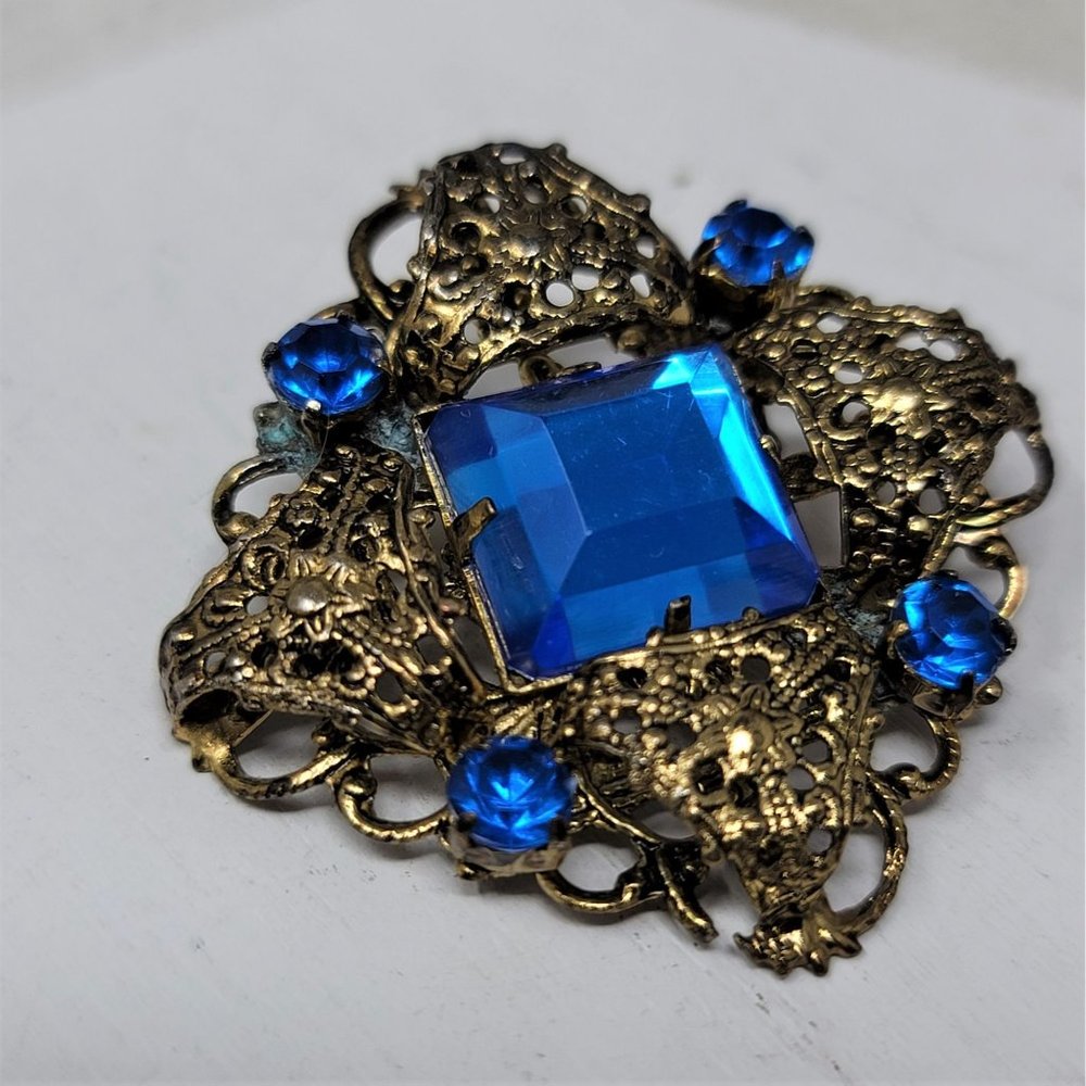 Vintage Style Pin Brooch Goldtone Blue Stones Prong set
